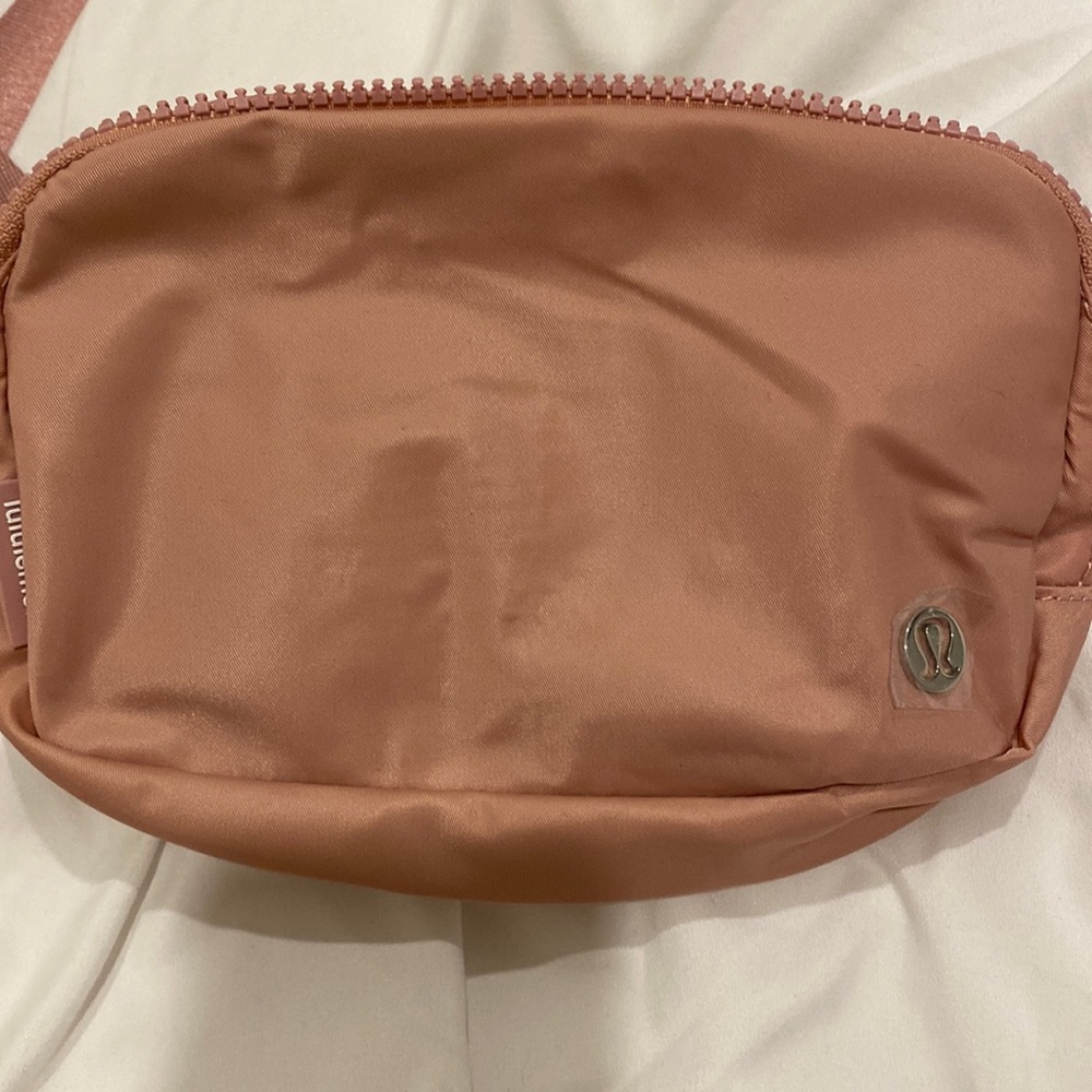Lululemon belt bag (never used)